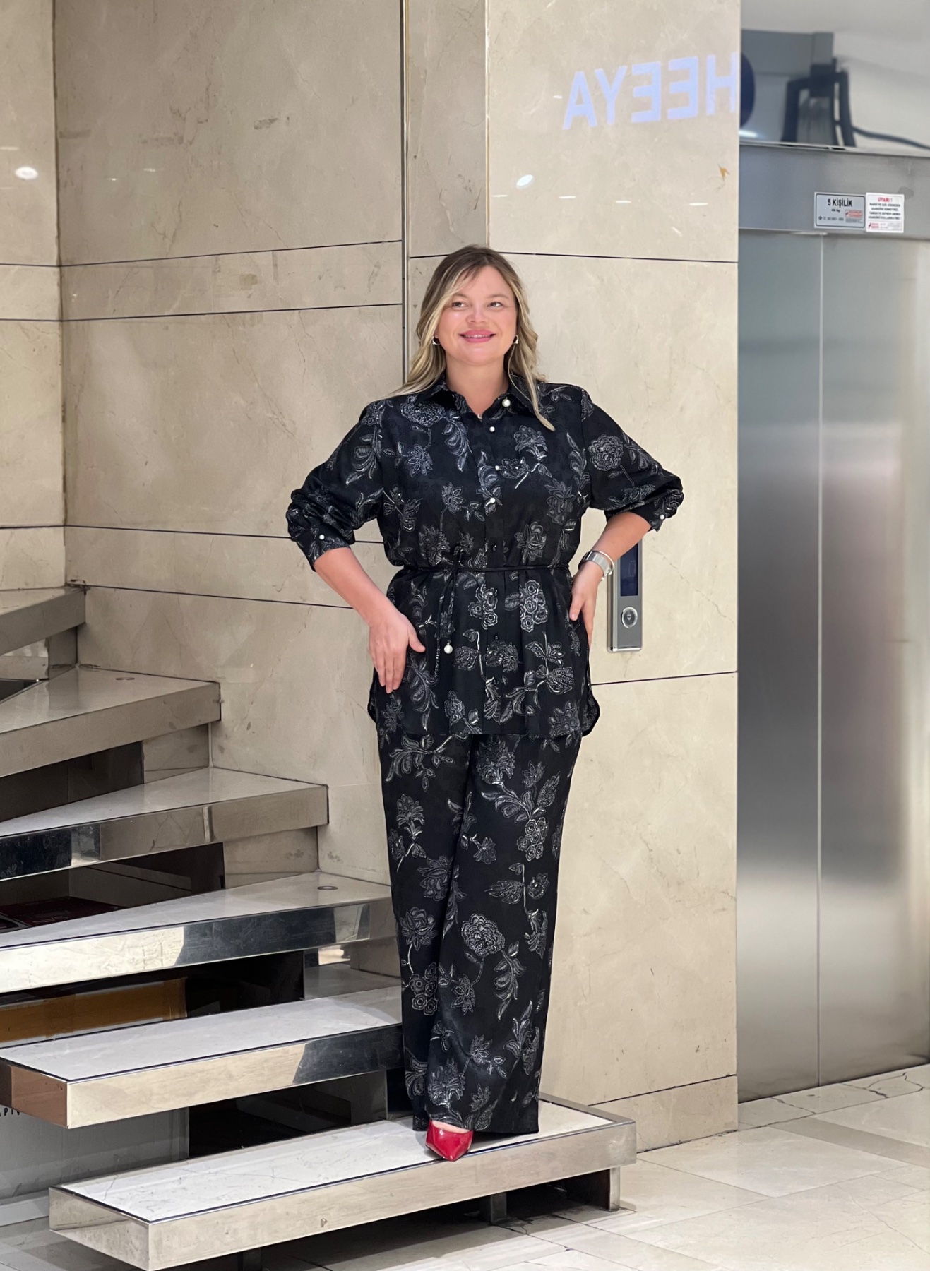 Брючный костюм с цветочным принтом — женская турецкая коллекция ALSHARM, ракурс 1