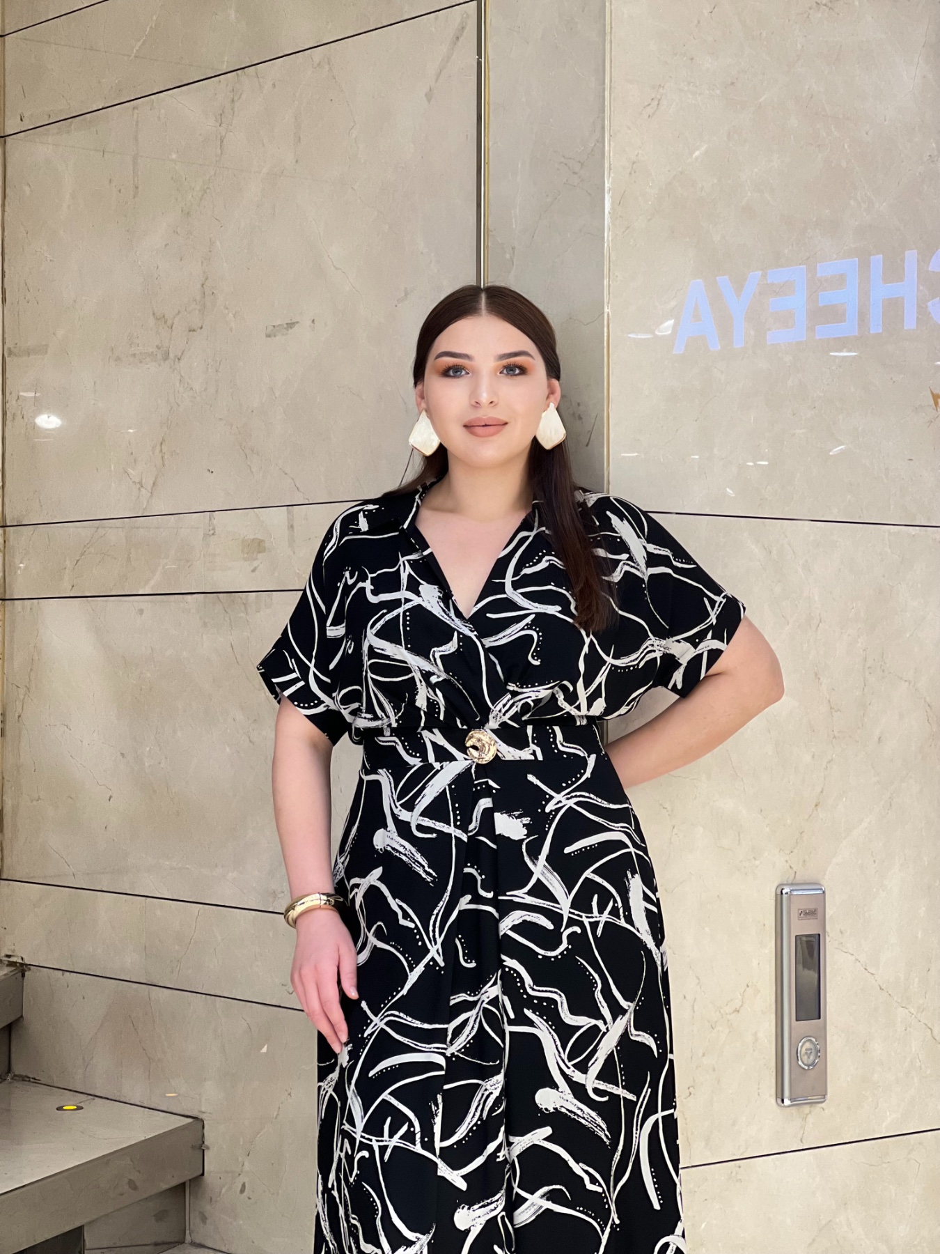 Черное платье с абстрактным принтом — женская турецкая коллекция ALSHARM, ракурс 3