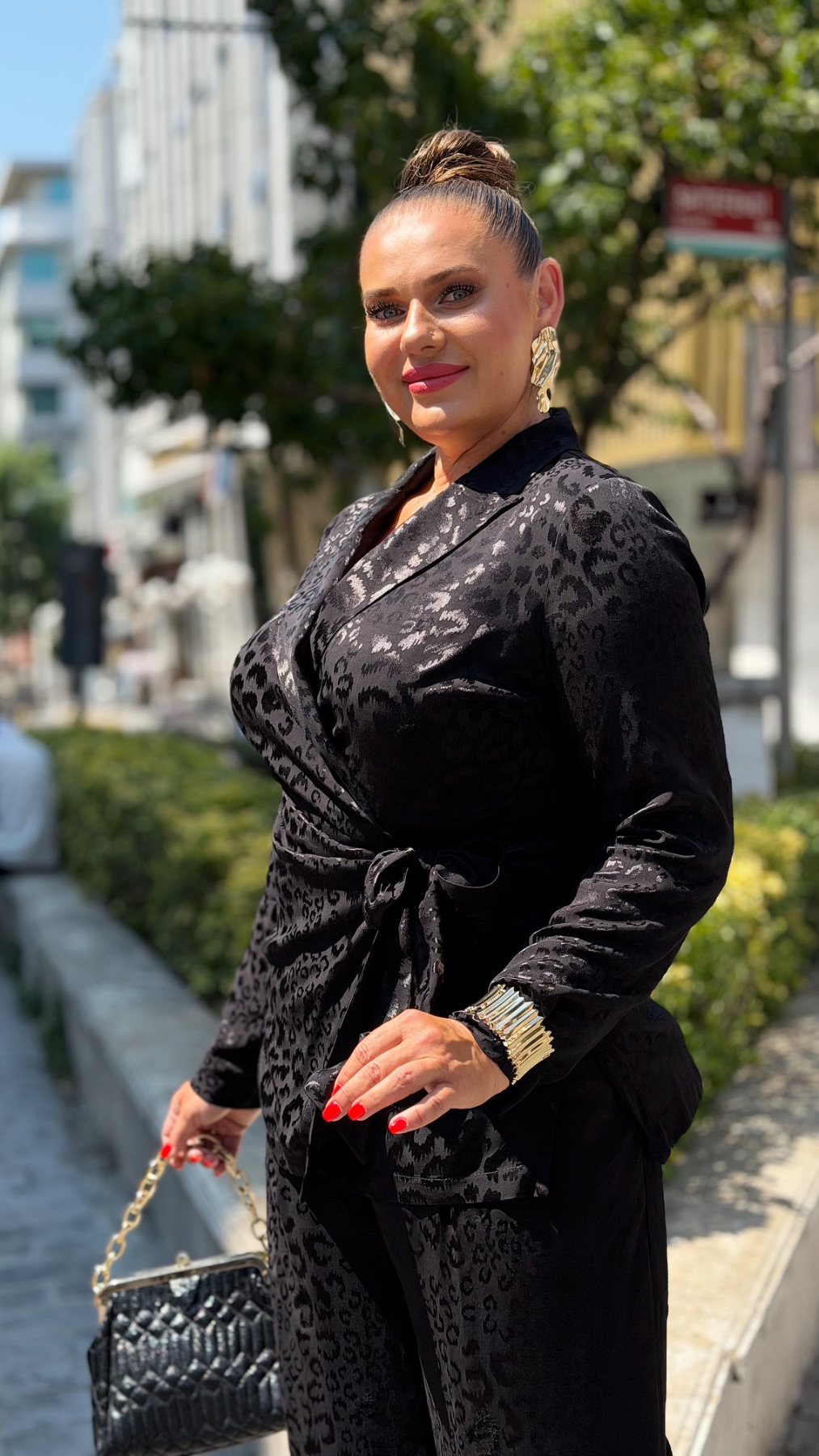 Черный жаккардовый костюм с запахом — женская турецкая коллекция ALSHARM, ракурс 3