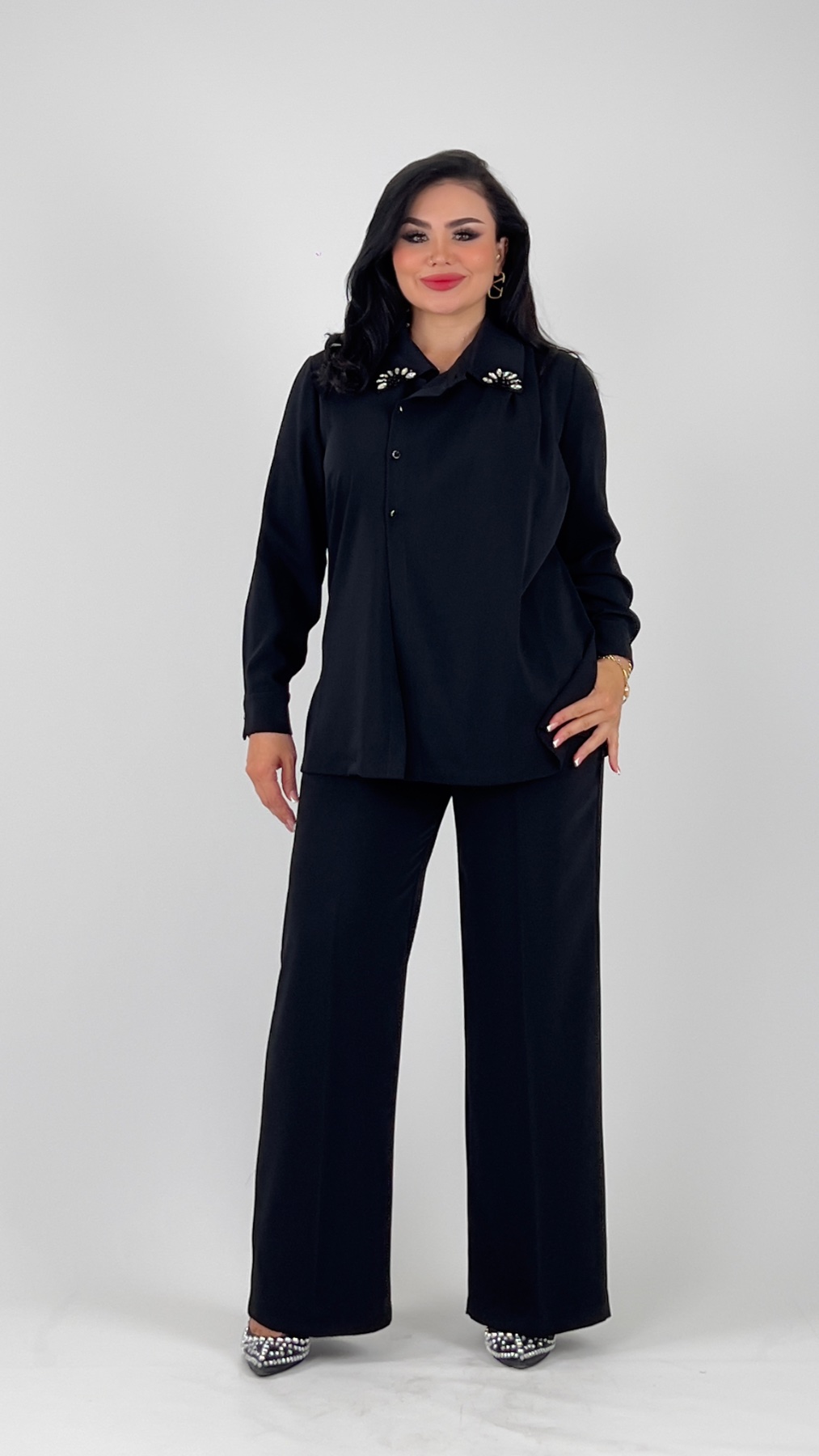 Черный костюм-двойка с декорированным воротником — женская турецкая коллекция ALSHARM, ракурс 1