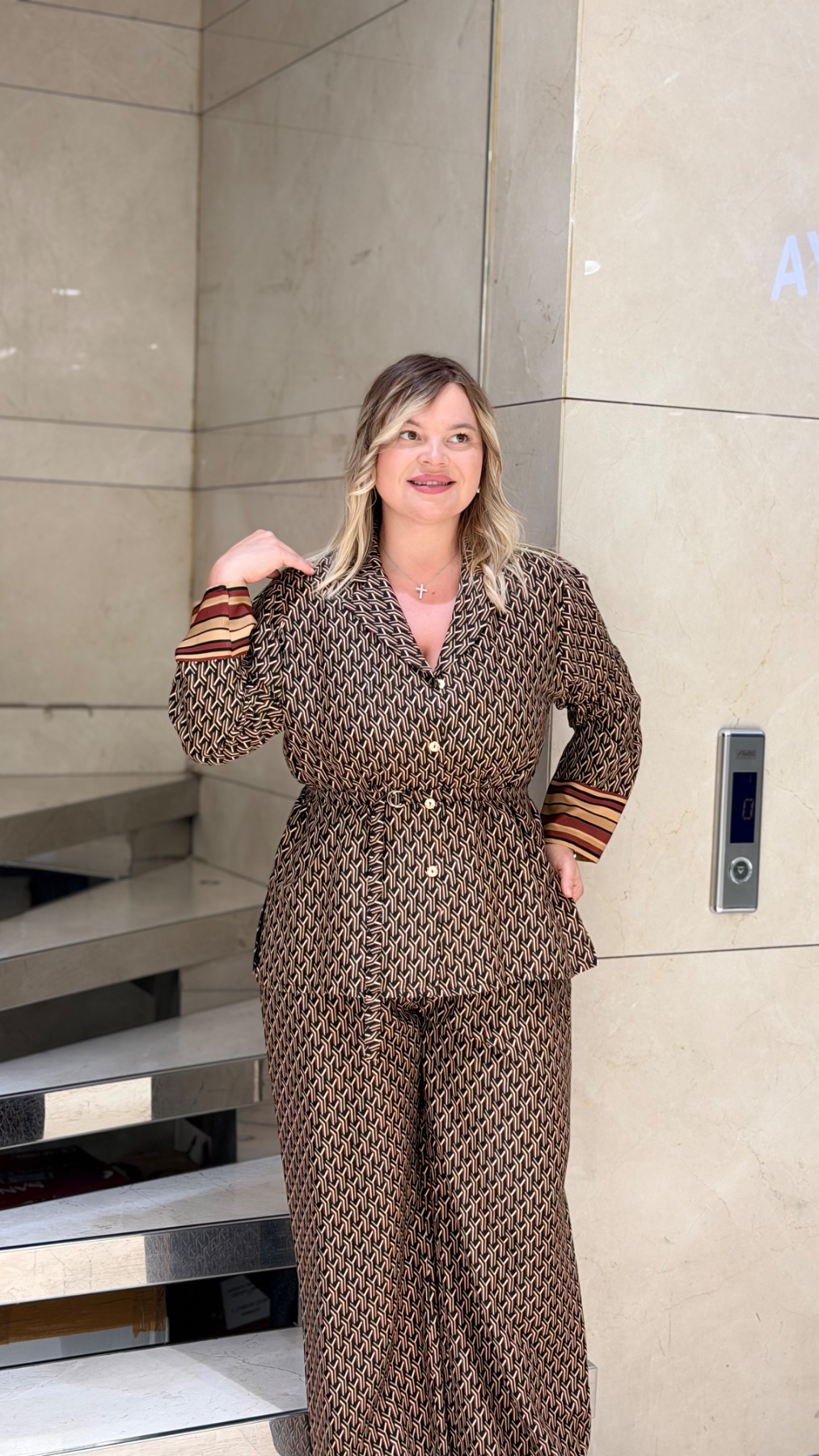 Сатиновый костюм-двойка с геометрическим принтом — женская турецкая коллекция ALSHARM, ракурс 3