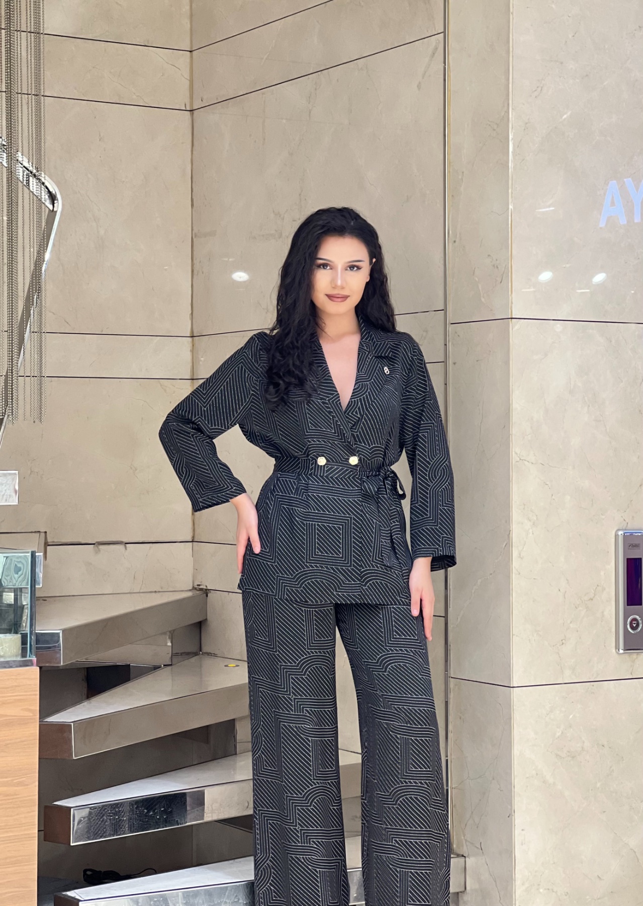 Костюм с геометрическим узором и поясом — женская турецкая коллекция ALSHARM, ракурс 3