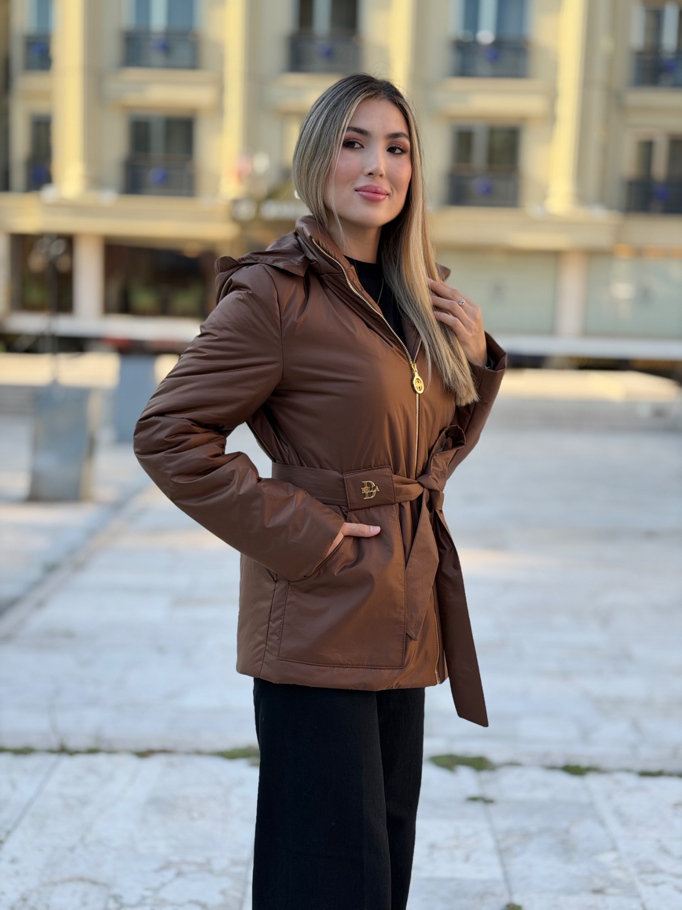 Куртка цвета тауп с поясом и капюшоном — женская турецкая коллекция ALSHARM, ракурс 3