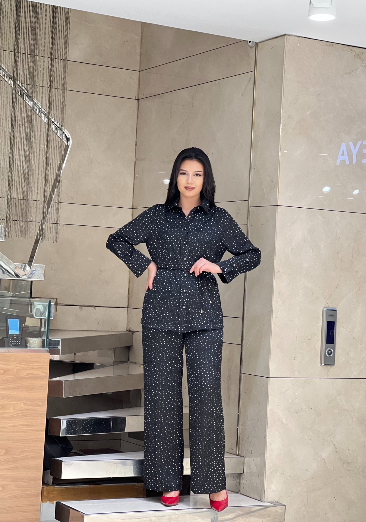 Костюм-двойка в горошек с поясом — женская турецкая коллекция ALSHARM, ракурс 2